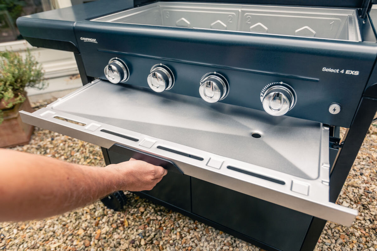 Grill gazowy CAMPINGAZ Select LX PLUS Seria 4 12 kW 46 x 72 cm, czyszczenie, InstaClean, konstrukcja, zmywarka, ręka wysuwa z grilla tacę na ociekający tłuszcz i resztki