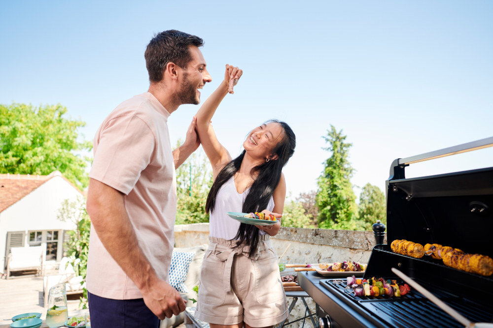 Grill gazowy CAMPINGAZ Compact 3 L duża powierzchnia grilla 2135 cm2 półki boczne z praktycznymi wieszakami dla około 10 osób