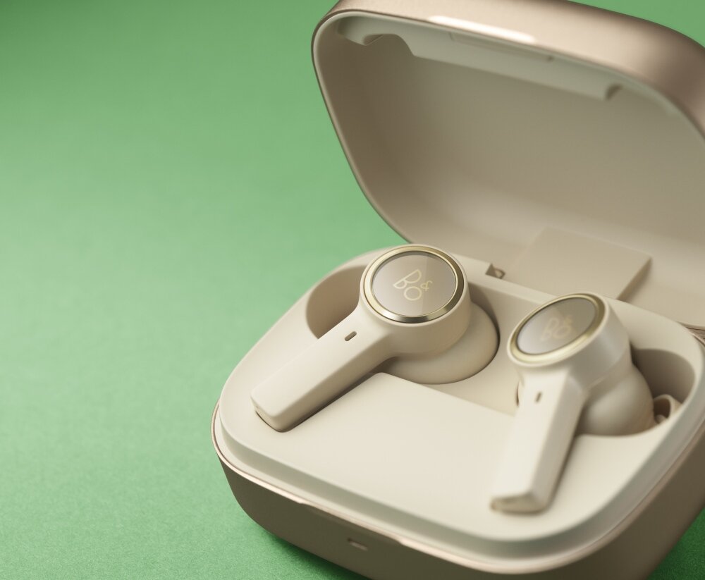 Słuchawki dokanałowe BANG & OLUFSEN Beoplay EX dźwięk jakość bezprzewodowe ładowanie praca brzmienie basy