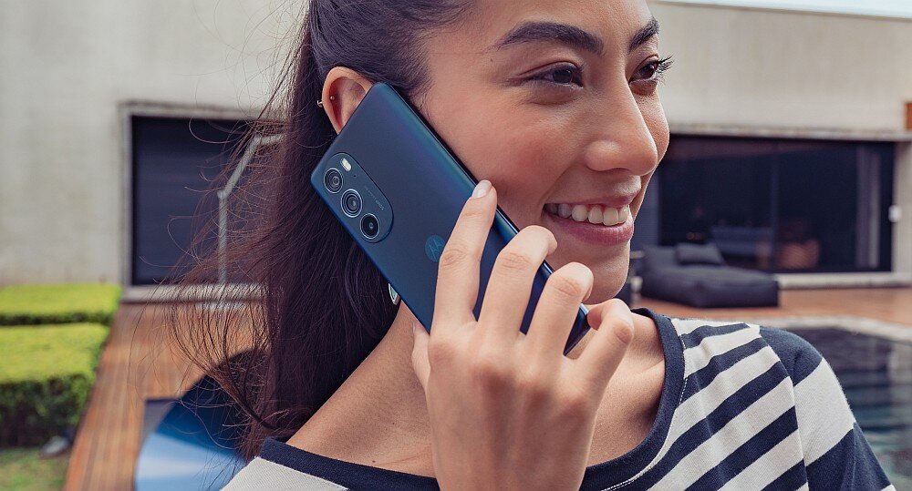 Smartfon MOTOROLA Edge 30 Pro ekran bateria procesor ram pamięć aparat pojemność rozdzielczość oled makro bezpieczeństwo obudowa szkło ładowanie wydajność moc