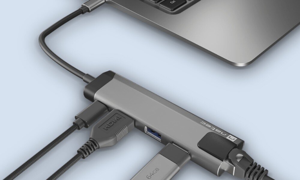 Hub NATEC Fowler Go 5w1 Adapter wieloportowy podłączony do laptopa z kilkoma podłączonymi kablami.