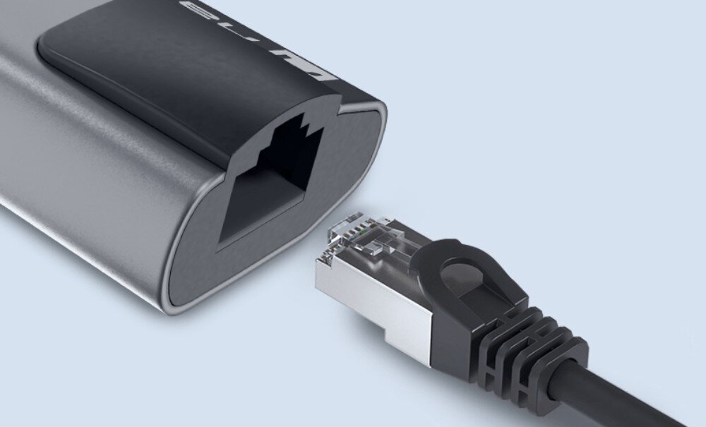 Hub NATEC Fowler Go 5w1 Urządzenie z portem i podłączonym kablem sieciowym do przesyłania danych.