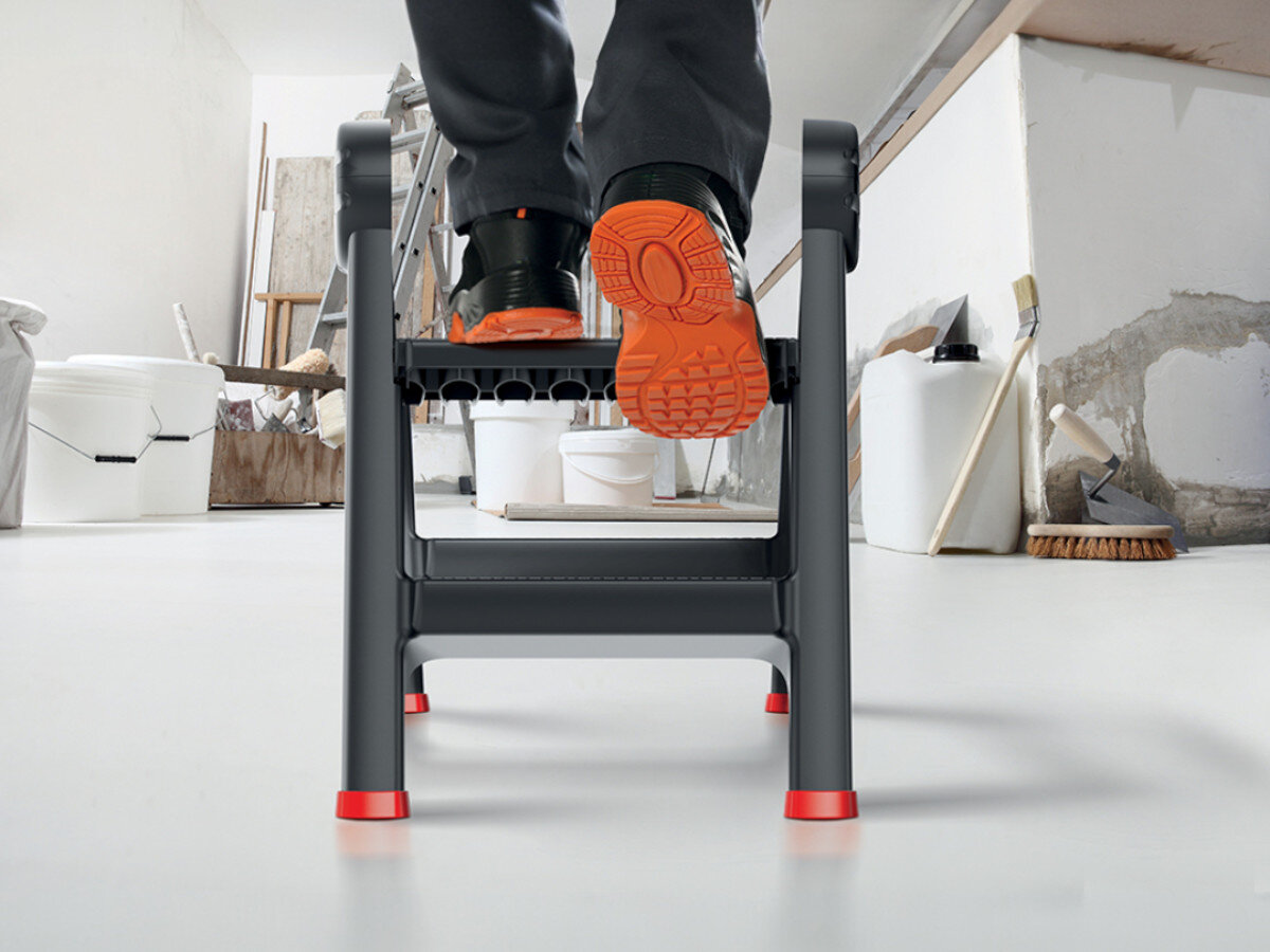 Podest roboczy 2 stopniowy KISTENBERG Titan Ladder KLD4565, wysokość, komfort, dostęp, wygoda, Wejście na podest roboczy w warsztacie, buty robocze