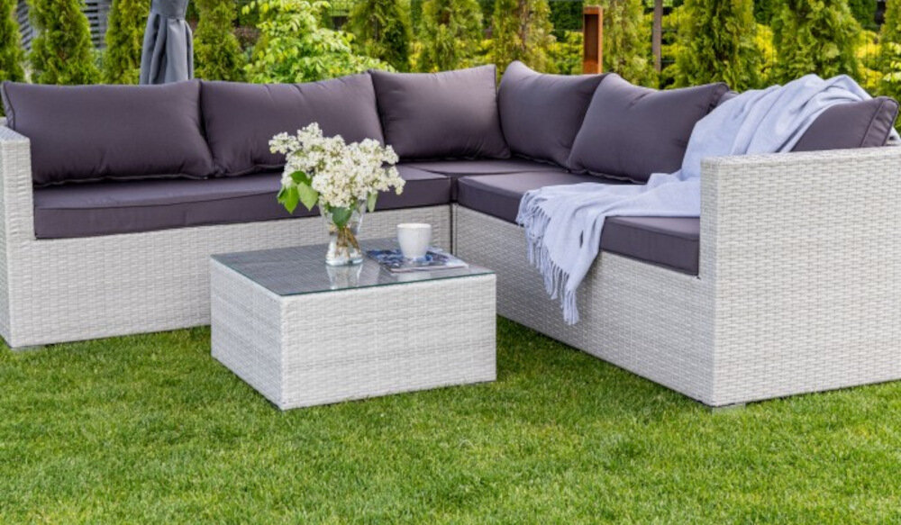 Zestaw mebli ogrodowych Fibi Szaro-beżowy narożnik potrójna konstrukcja dwie sofy narożne o wymiarach 142 x 73 x 63  cm każda łącznik 73 x 73 x 63 cm