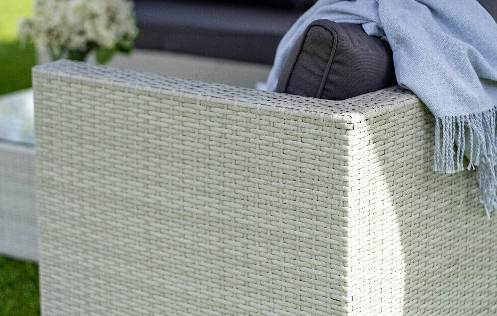 Zestaw mebli ogrodowych Fibi Szaro-beżowy z najwyższej jakości technorattanu imituje naturalny splot rattanowy w szaro-beżowym kolorze