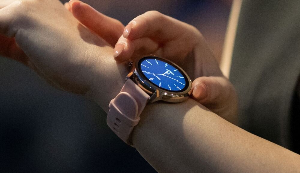 Smartwatch GARETT Veronica  ekran bateria czujniki zdrowie sport pasek ładowanie pojemność rozdzielczość łączność sterowanie krew puls rozmowy smartfon aplikacja 