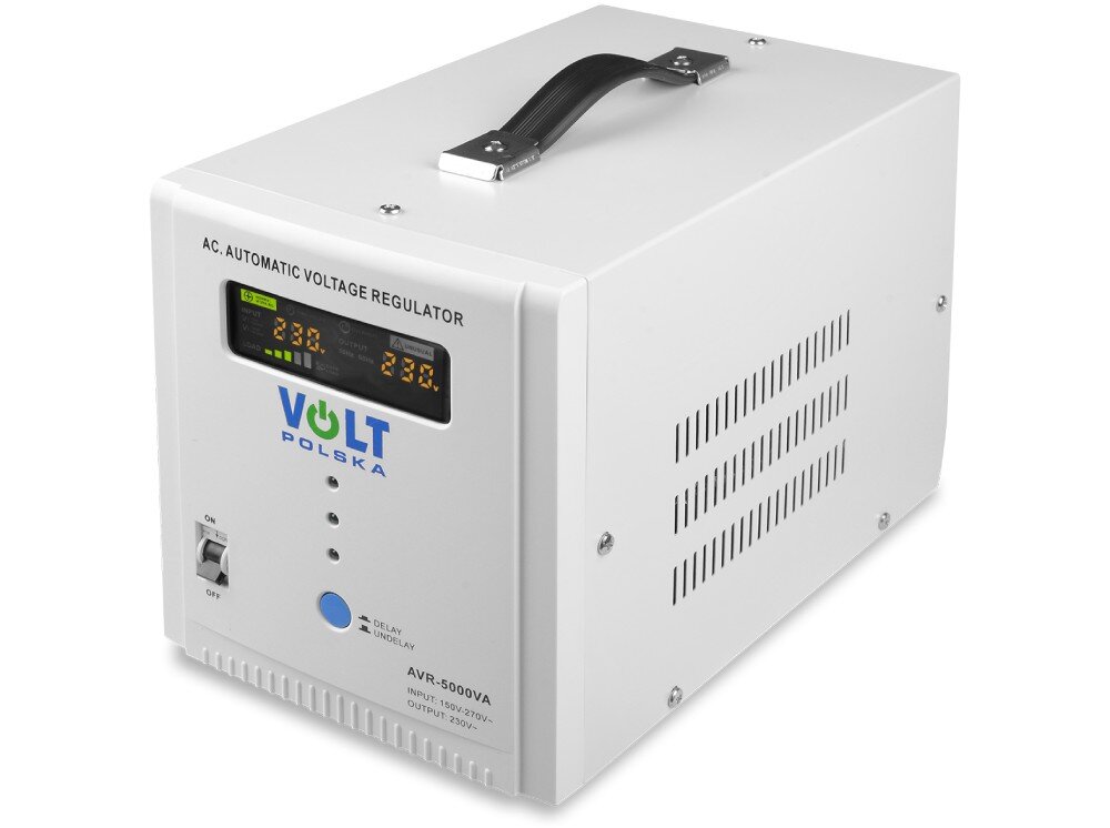 Stabilizator napięcia VOLT AVR Biała metalowa obudowa urządzenia stojąca pod kątem, wyposażona w czarny uchwyt na górze i otwory wentylacyjne na boku. Na froncie widoczny jest włącznik, wyświetlacz cyfrowy z parametrami pracy, diody sygnalizacyjne oraz przycisk sterujący pod logo producenta