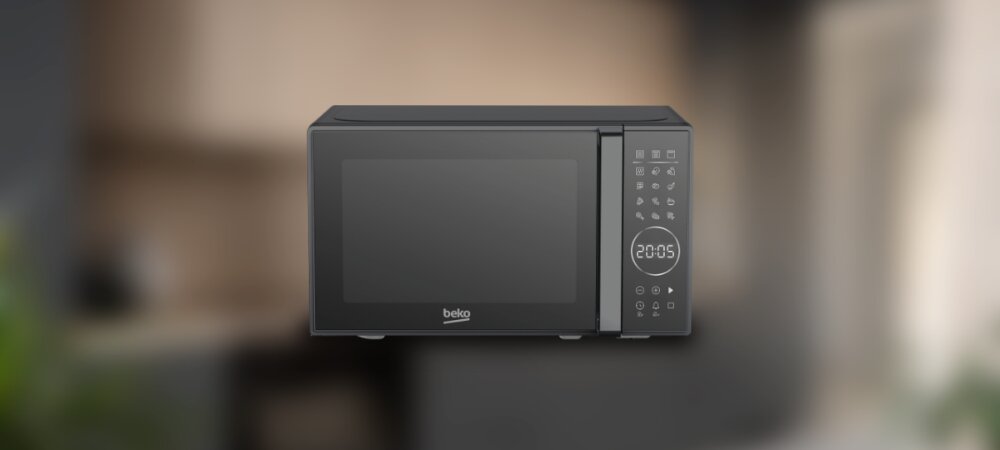 Czarna kuchenka mikrofalowa z panelem dotykowym i wyświetlaczem pokazującym godzinę 20:05. Na drzwiczkach widoczne jest logo \'beko\'.