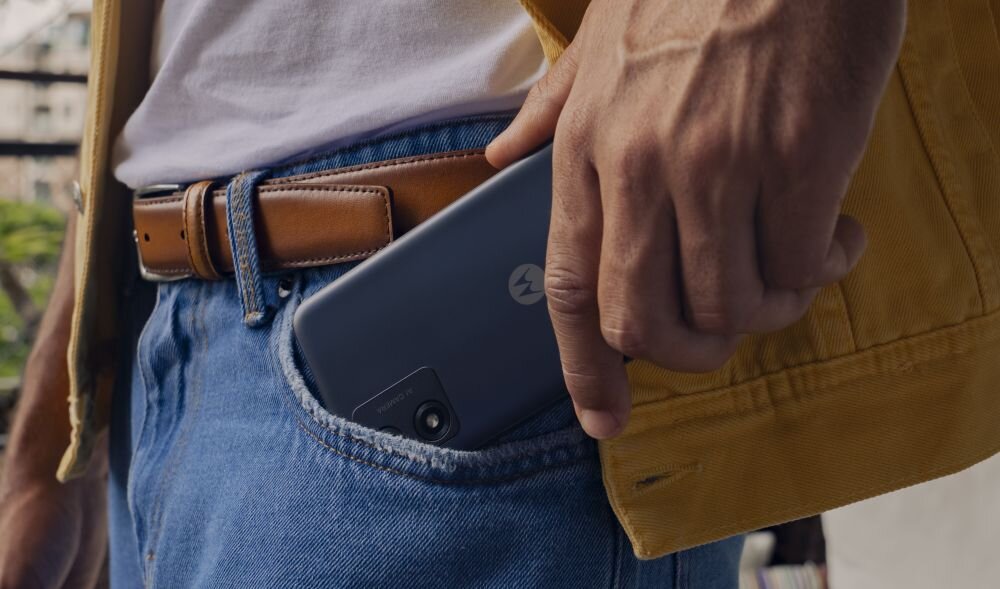 Smartfon MOTOROLA Moto E13   ekran bateria aparat procesor ram pamięć pojemność rozdzielczość zdjęcia filmy opis dane cechy blokady system łączność wifi bluetooth obudowa szkło odporność porty muzyka transfer sieć przekątna matryca waga czujniki oled amoled ips