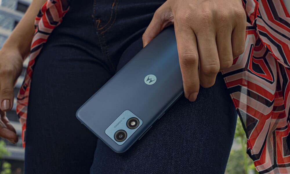 Smartfon MOTOROLA Moto E13 ekran bateria aparat procesor ram pamięć pojemność rozdzielczość zdjęcia filmy opis dane cechy blokady system łączność wifi bluetooth obudowa szkło odporność porty muzyka transfer sieć przekątna matryca waga czujniki oled amoled ips
