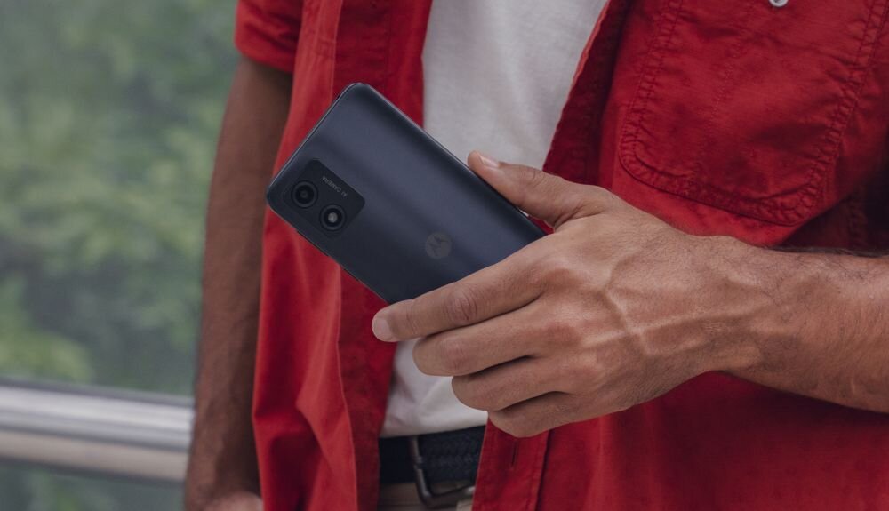 Smartfon MOTOROLA Moto E13 ekran bateria aparat procesor ram pamięć pojemność rozdzielczość zdjęcia filmy opis dane cechy blokady system łączność wifi bluetooth obudowa szkło odporność porty muzyka transfer sieć przekątna matryca waga czujniki oled amoled ips