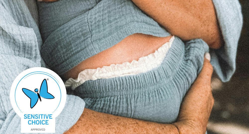 PRALKA ASKO W4086C.T 3 wizualizacja dziecko na rękach rodzica naklejka ikona certyfikat wyróżnienie Sensitive Choice Zdrowie w centrum uwagi eliminacja alergenów