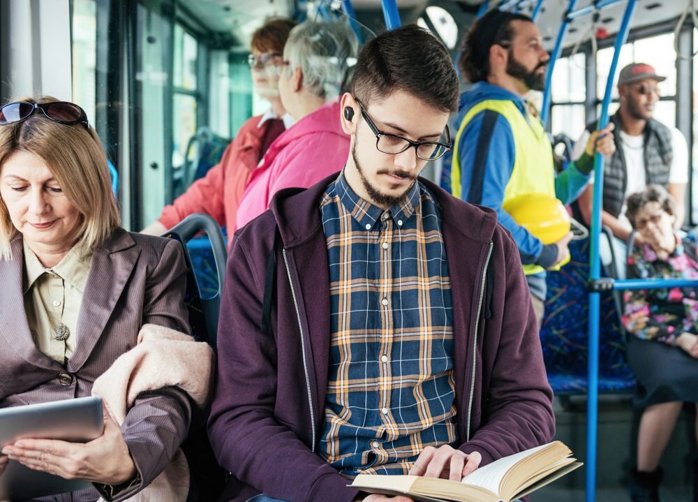 Słuchawki dokanałowe CREATIVE Sensemore Air design komfort lekkość dźwięk jakość wrażenia słuchowe ergonomia lekkość sport aktywność podróże czas pracy działanie akumulator