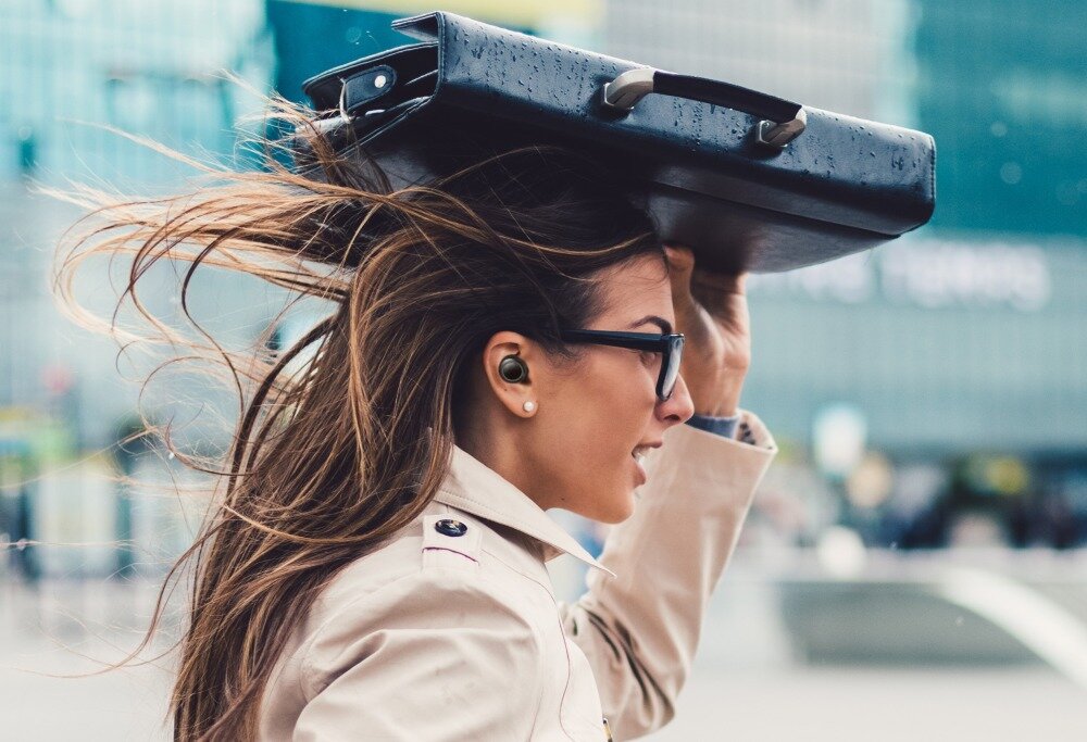 Słuchawki dokanałowe CREATIVE Sensemore Air design komfort lekkość dźwięk jakość wrażenia słuchowe ergonomia lekkość sport aktywność podróże czas pracy działanie akumulator