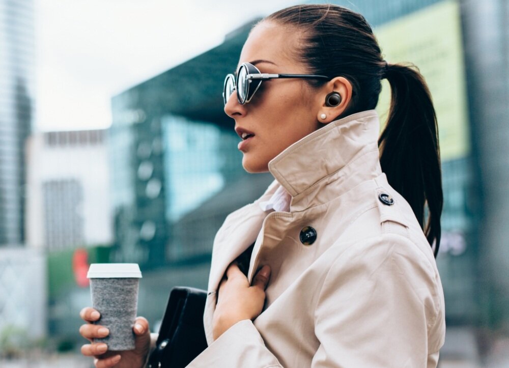 Słuchawki dokanałowe CREATIVE Sensemore Air design komfort lekkość dźwięk jakość wrażenia słuchowe ergonomia lekkość sport aktywność podróże czas pracy działanie akumulator