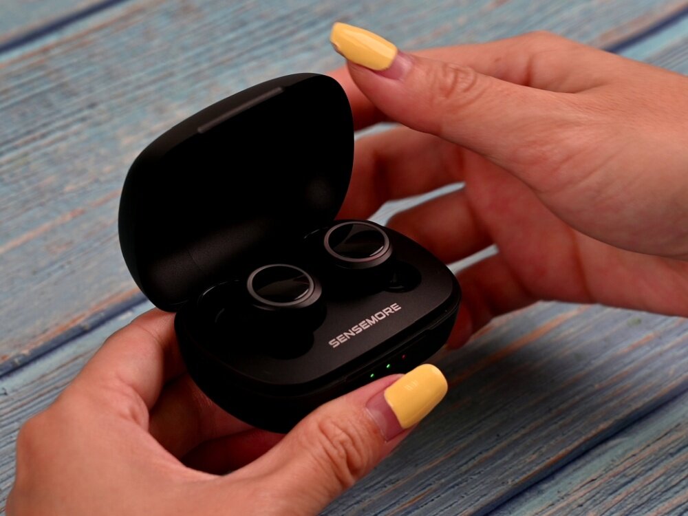 Słuchawki dokanałowe CREATIVE Sensemore Air design komfort lekkość dźwięk jakość wrażenia słuchowe ergonomia lekkość sport aktywność podróże czas pracy działanie akumulator