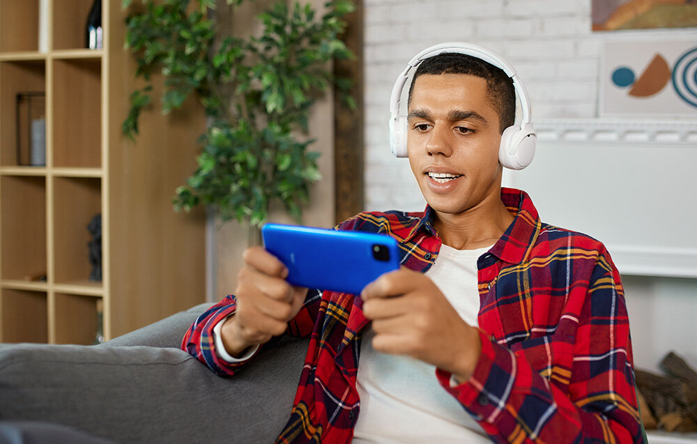Słuchawki nauszne EDIFIER WH500 dźwięk jakość połączenie łączność pasmo impedancja muzyka gry filmy sterowanie bluetooth aplikacja