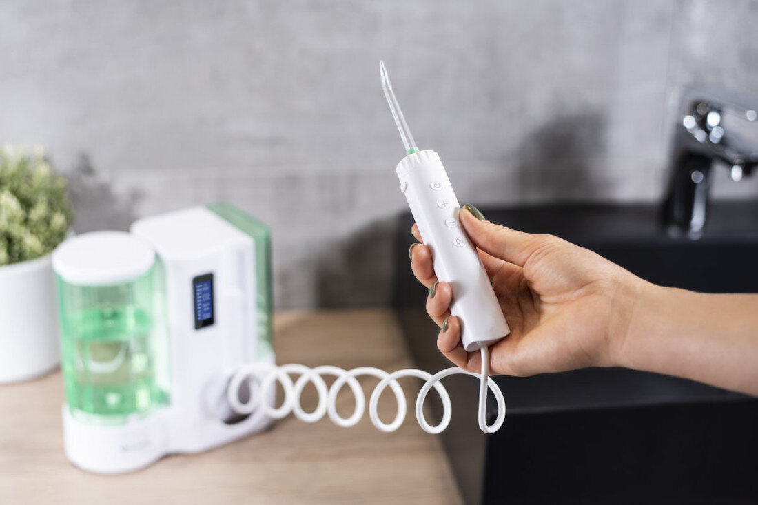 Irygator TRUELIFE AquaFloss Station O300 Ozone Biały Czyszczenie dopasowane do Ciebie 10 poziomów ciśnienia potrzeby zadbać o czystość jamy ustnej