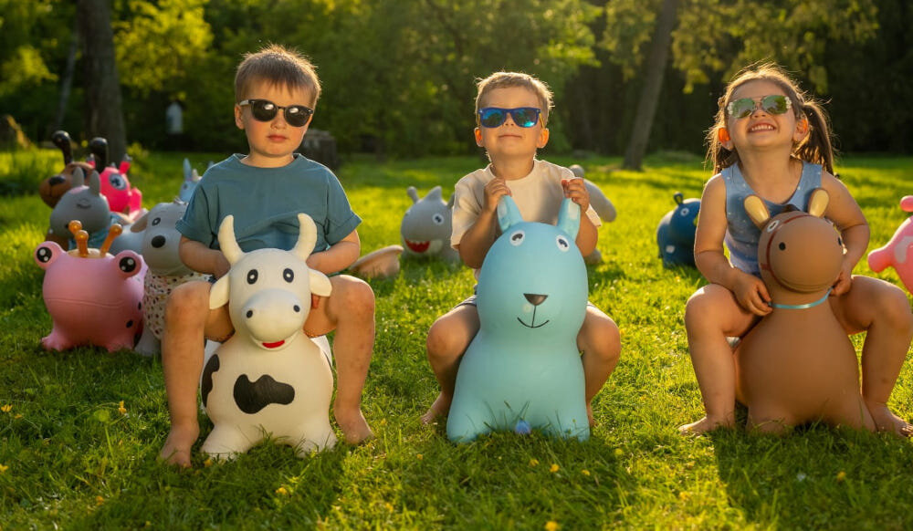 Skoczek SUN BABY Krówka J06.002.1.5 dla dzieci powyzej 12 miesiaca zycia forma aktywnosci fizycznej wzmocnienie miesni nog stymulacja ukladu krazenia maksymalny udzwig do 45 kg