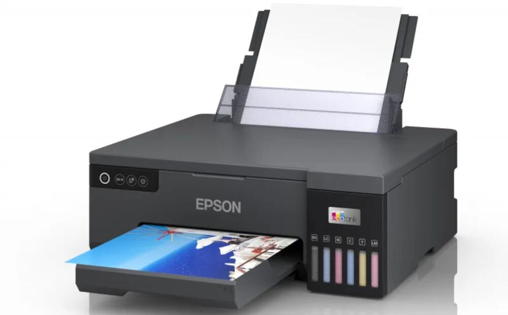 Drukarka EPSON EcoTank L8050 Druk w kolorze, Wi-Fi prezentacja drukarki na jasnym tle od przodu pod kątem z wychodzącą wydrukowaną kartką bezkartridżowy system zasilania atramentem