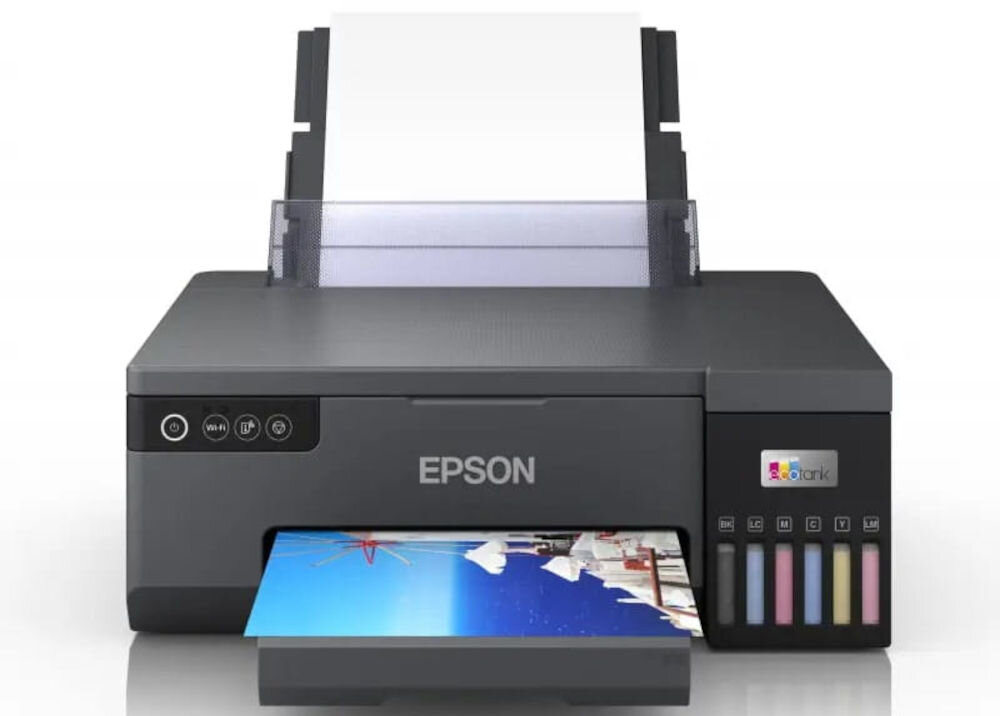 Drukarka EPSON EcoTank L8050 Druk w kolorze, Wi-Fi prezentacja rozłożonej drukarki na białym tle od przodu z wychodzącą wydrukowaną kartką trwała i stabilna konstrukcja