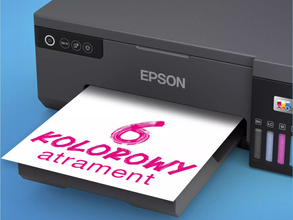 Drukarka EPSON EcoTank L8050 Druk w kolorze, Wi-Fi prezentacja drukarki na niebieskim tle zbliżenie na wydrukowaną kartkę z napisem 6 kolorowy atrament łatwy dostęp do zbiorników atramentu