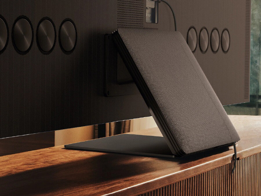 Tył telewizora Neo Qled 8K Excellence Line Samsung z modułem One Connect Pro. QN700BTXXH