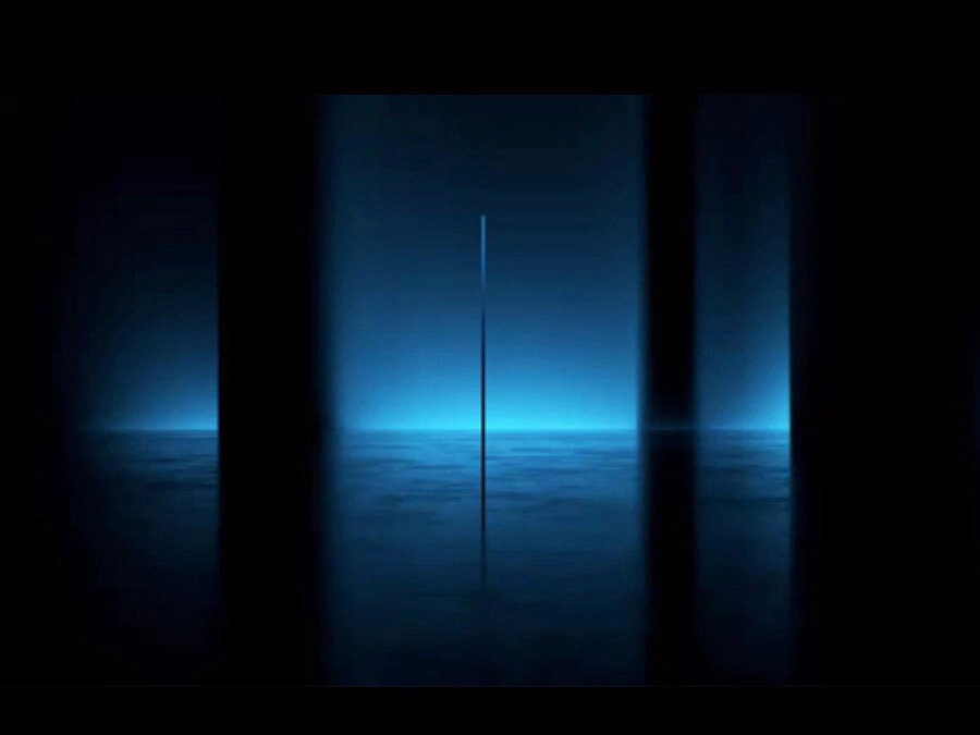 Zdjęcie telewizora Samsung Excellence Line bokiem prezentująca absolutnie Bezgraniczny Design. QN700BTXXH