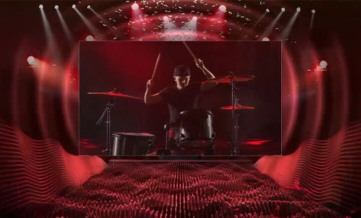 Działanie funkcji Q-Symphony w telewizorze Samsung Excellence Line 8K. QN700BTXXH