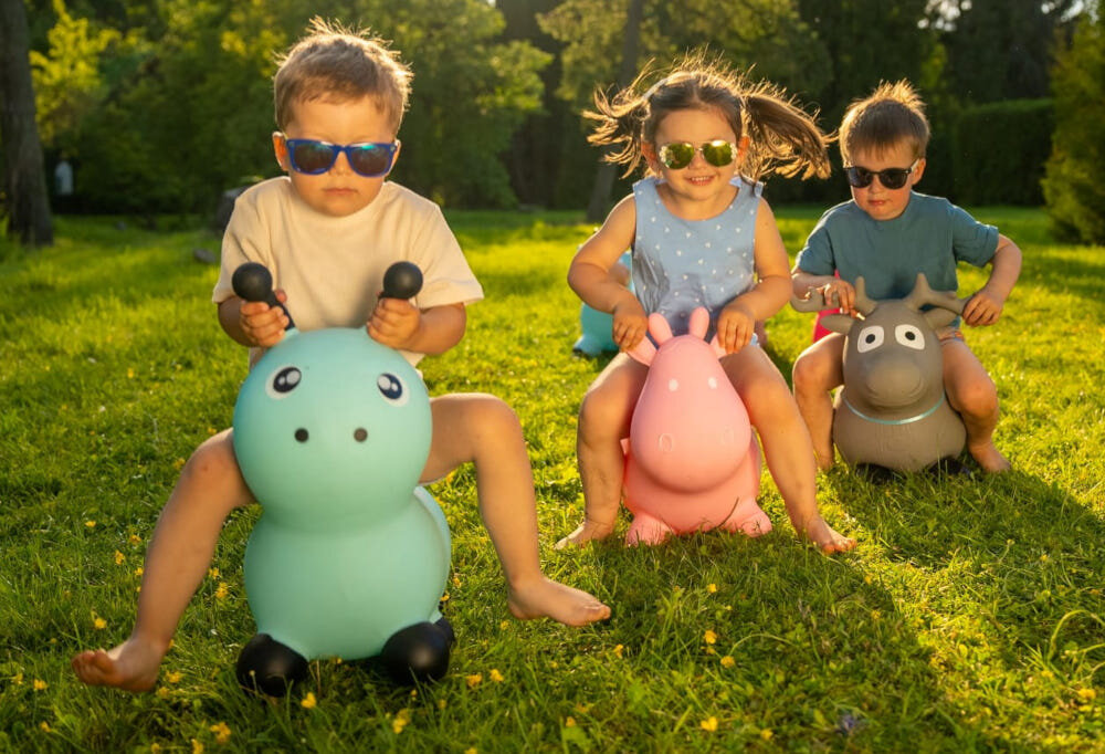 Skoczek SUN BABY Krówka J06.002.0.2 dla dzieci powyzej 12 miesiaca zycia forma aktywnosci fizycznej wzmocnienie miesni nog stymulacja ukladu krazenia maksymalny udzwig do 45 kg