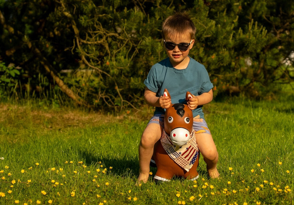 Skoczek SUN BABY Konik z bandaną J06.008.0.1 zabawa pozytywna energia radosc dla dziecka przyjaciel