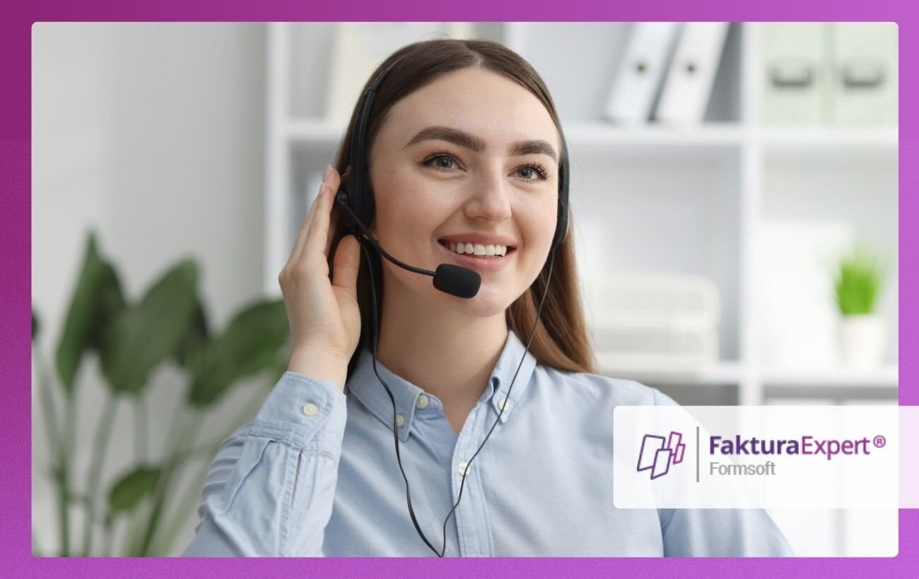 młoda kobieta pracująca na infolinii, ze słuchawkami z&nbsp;mikrofonem na głowie, prawą ręką trzyma za słuchawkę; w&nbsp;prawym dolnym rogu logo Faktura Expert.