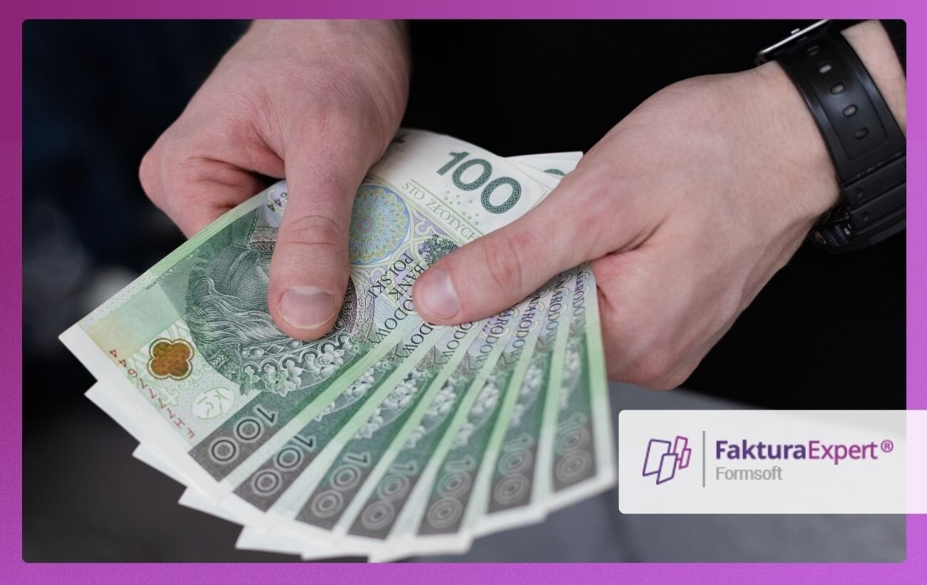 mężczyzna trzyma w&nbsp;dłoni wachlarz z&nbsp;banknotów 100 złotowych; w&nbsp;prawym dolnym rogu logo Faktura Expert.