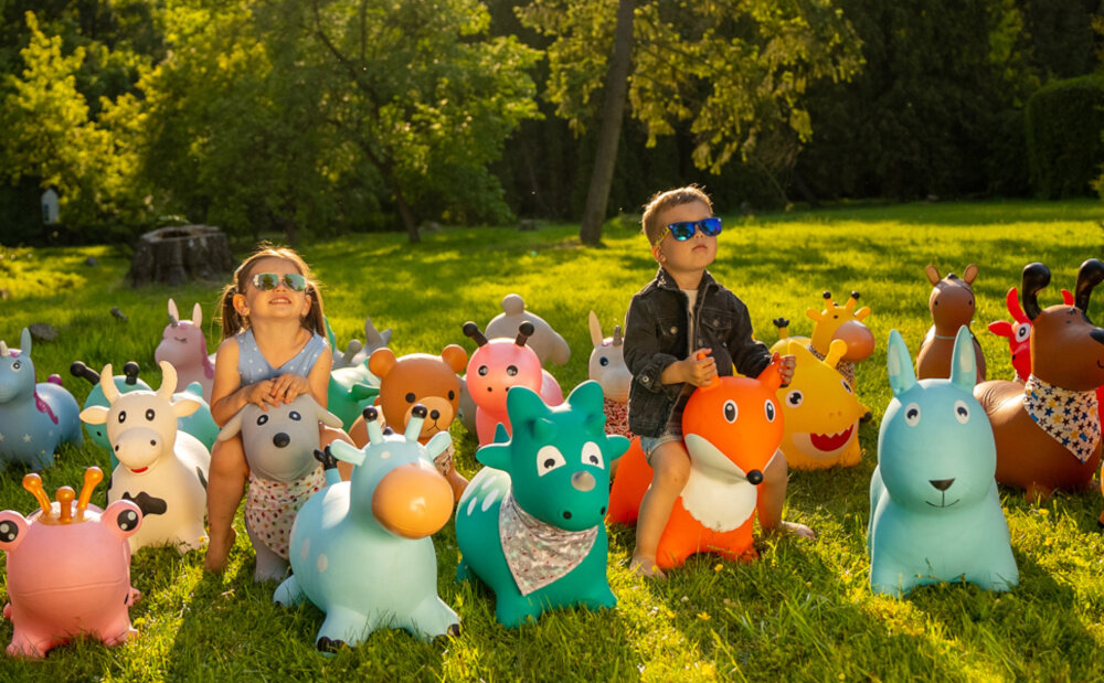 Skoczek SUN BABY Dino z bandaną J06.020.0.1 dla dzieci powyzej 12 miesiaca zycia forma aktywnosci fizycznej wzmocnienie miesni nog stymulacja ukladu krazenia maksymalny udzwig do 45 kg
