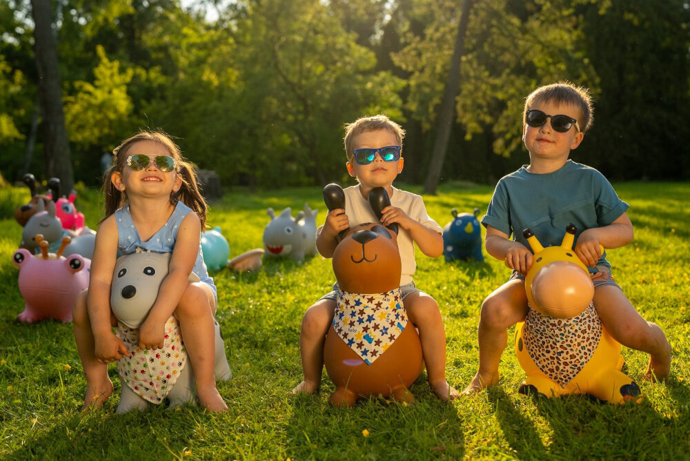 Skoczek SUN BABY Żyrafka z bandaną J06.013.0.2 zabawa pozytywna energia radosc dla dziecka przyjaciel