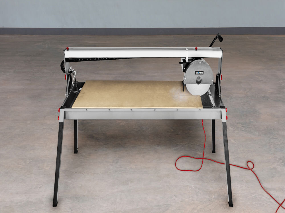 Przecinarka do glazury GRAPHITE 59G892, Precyzja cięcia do 1200 mm, Przecinarka stoi na podłodze w pełni wyposażona