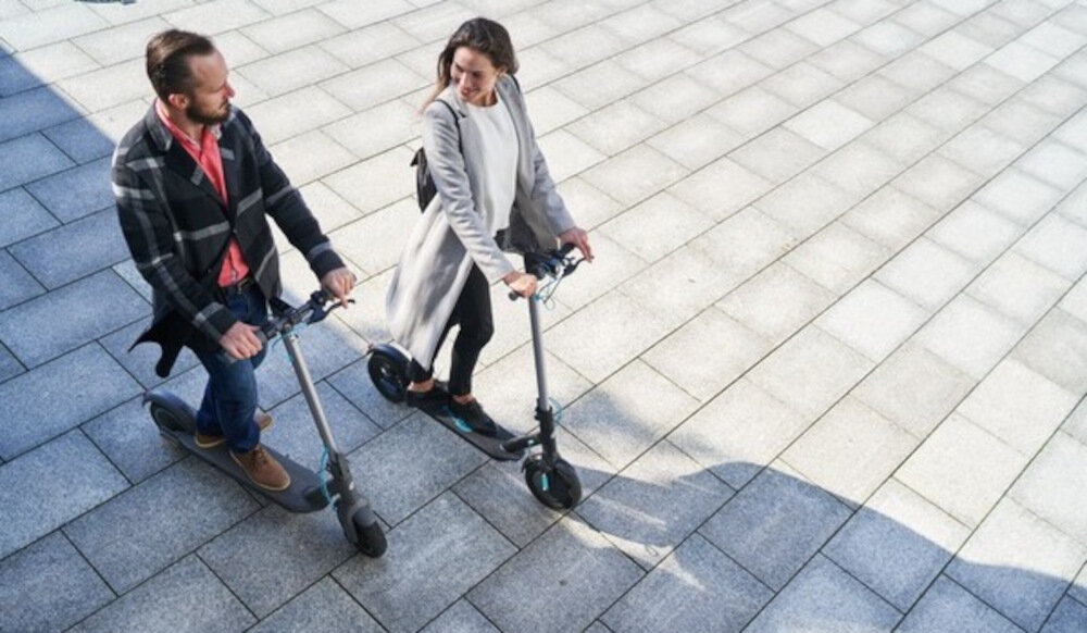 Hulajnoga elektryczna MOTUS Scooty 10 Lite Turkusowy akumulator bateria pojemnosc 7,8 Ah zaieg do 30 km brak szkodliych substancji czas ladowania okolo 3-4 godziny