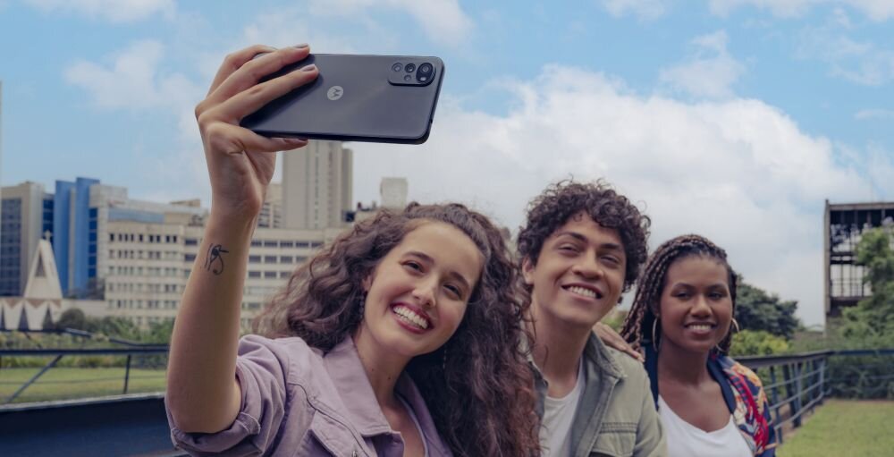 Smartfon MOTOROLA Moto G22  ekran bateria aparat procesor ram pamięć pojemność rozdzielczość zdjęcia filmy opis dane cechy blokady system łączność wifi bluetooth obudowa szkło odporność porty muzyka transfer sieć przekątna matryca waga czujniki