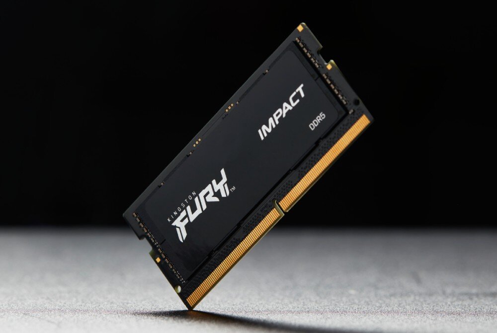 Pamięć RAM KINGSTON Fury Impact Pojedynczy moduł pamięci RAM ustawiony pionowo na rogu na jednolitym ciemnym tle