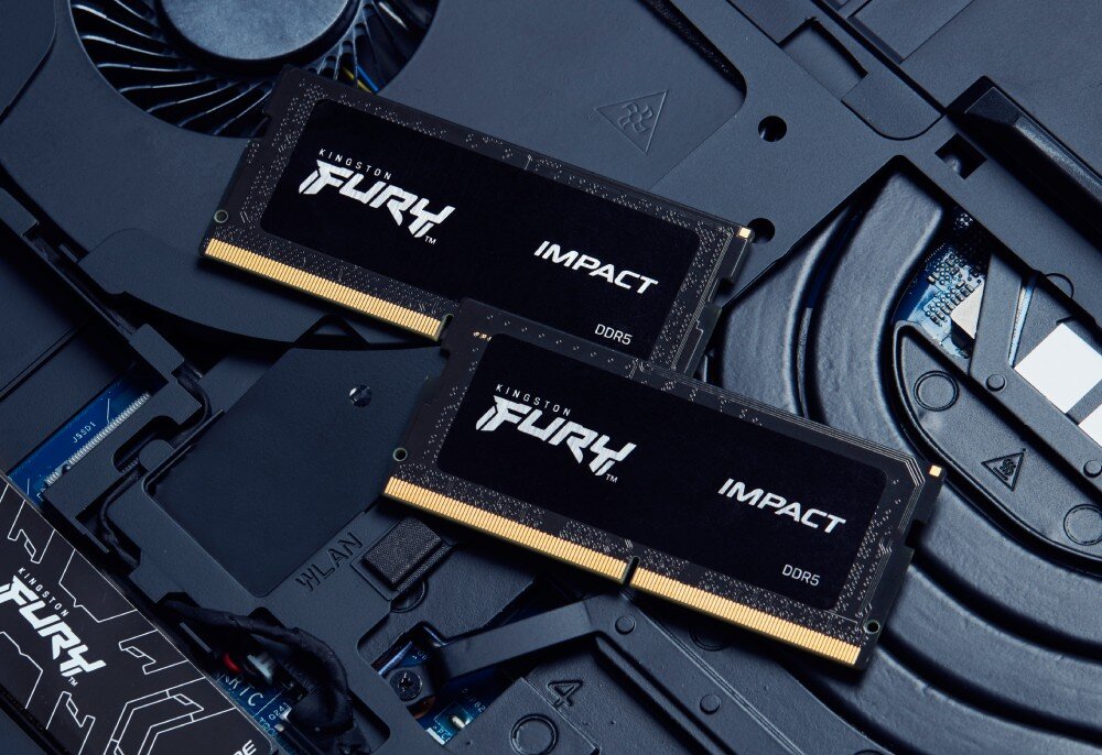 Pamięć RAM KINGSTON Fury Impact Dwa moduły pamięci RAM leżące na elementach układu chłodzenia wewnątrz otwartej obudowy laptopa