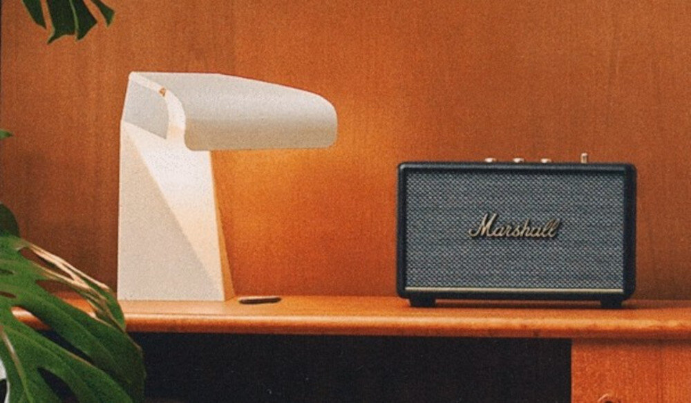 MARSHALL Acton III głośnik mobilny sterowanie aplikacja EQ OTA, głośnik stojący na komodzie obok lampki