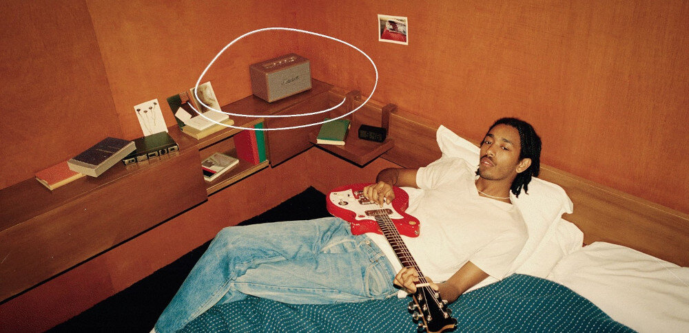 MARSHALL Acton III głośnik mobilny Bluetooth 5.2 OTA funkcje, głosnik stojący na drewnianej półce w pomieszczeniu