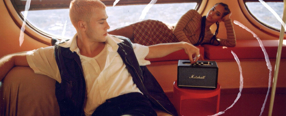 MARSHALL Acton III głośnik mobilny połączenia przewodowe 3.5 mm RCA HDMI, głośnik stojący na stoliku, osoba trzymająca za pokrętło