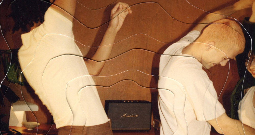 Głośnik MARSHALL WOBURN III szeroka scena stereo tweetery pod kątem równomierny dźwięk, głośnik stojący na komodzie w pomieszczeniu, osoby tańczące w rytm muzyki