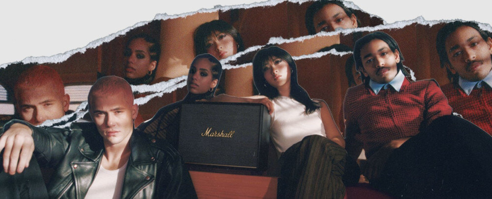 Głośnik MARSHALL WOBURN III ikoniczny design logo Marshall mosiężne pokrętła, głosnik stojący na postumencie, ludzie siedzący w około głośnika