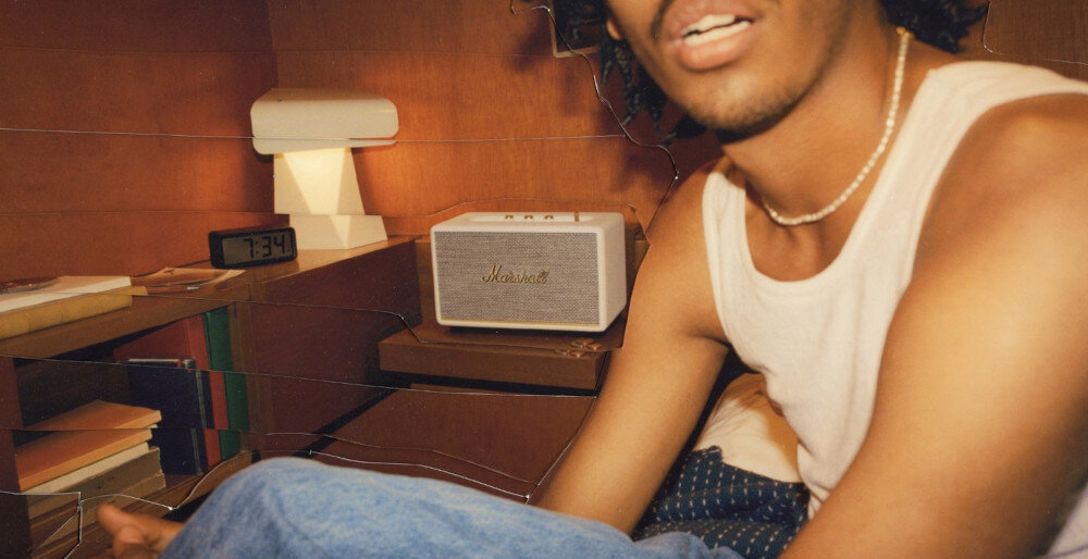 Głośnik MARSHALL STANMORE III design logo Marshall pokrętła mosiężne, głośnik stojący na brązowej półce