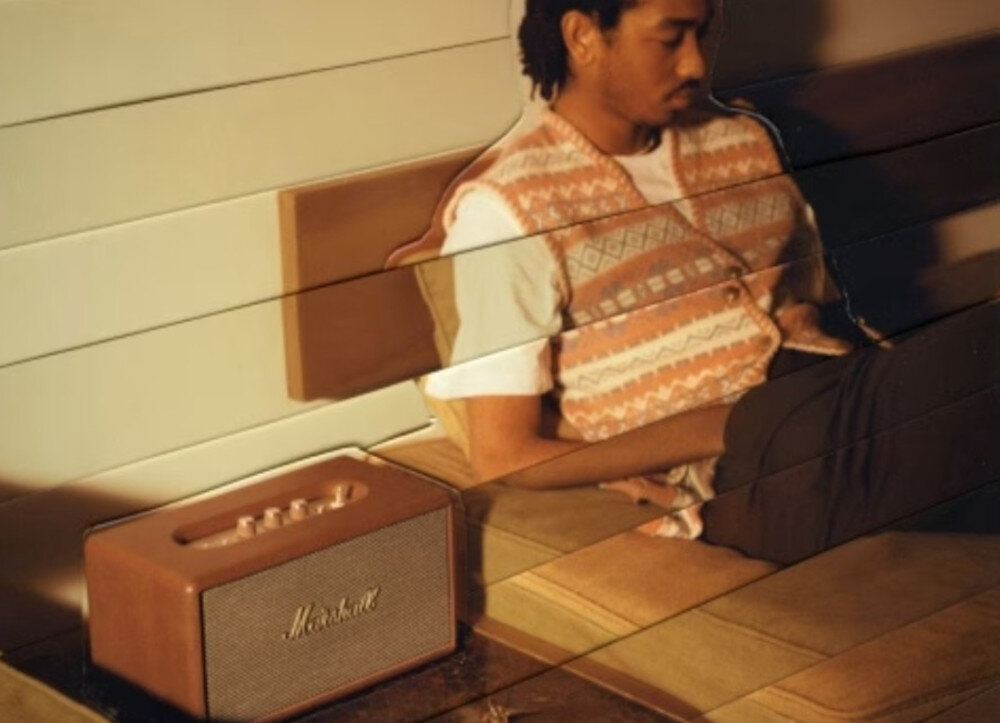 Głośnik MARSHALL STANMORE III materiały bez PVC plastik z recyklingu, głośnik stojący na blacie, osoba leżąca na łóżku