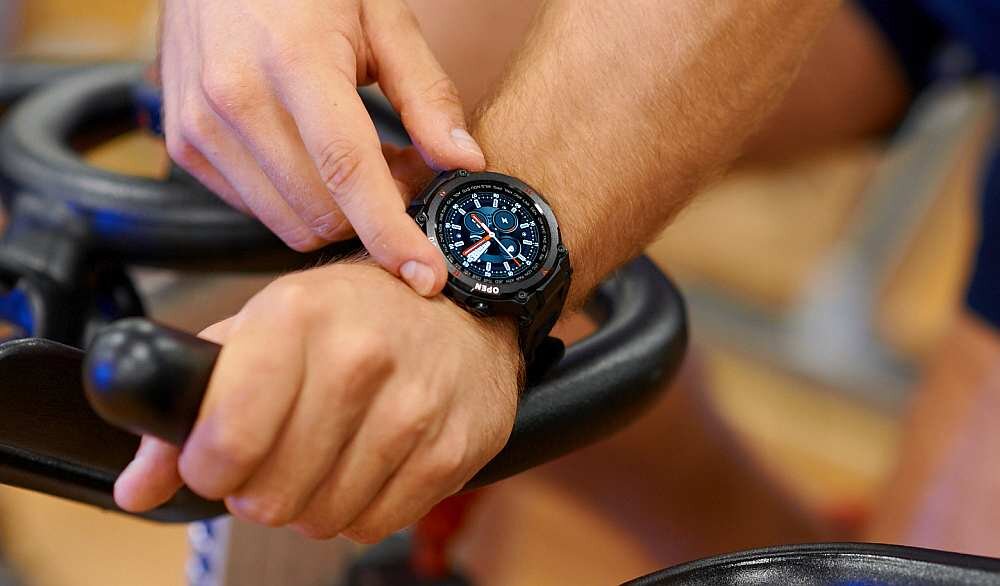 Smartwatch GARETT Sport Tactic  ekran bateria pasek wykonanie odporność funkcje monitoring pomiar aplikacja łączność odbieranie dzwonienie 