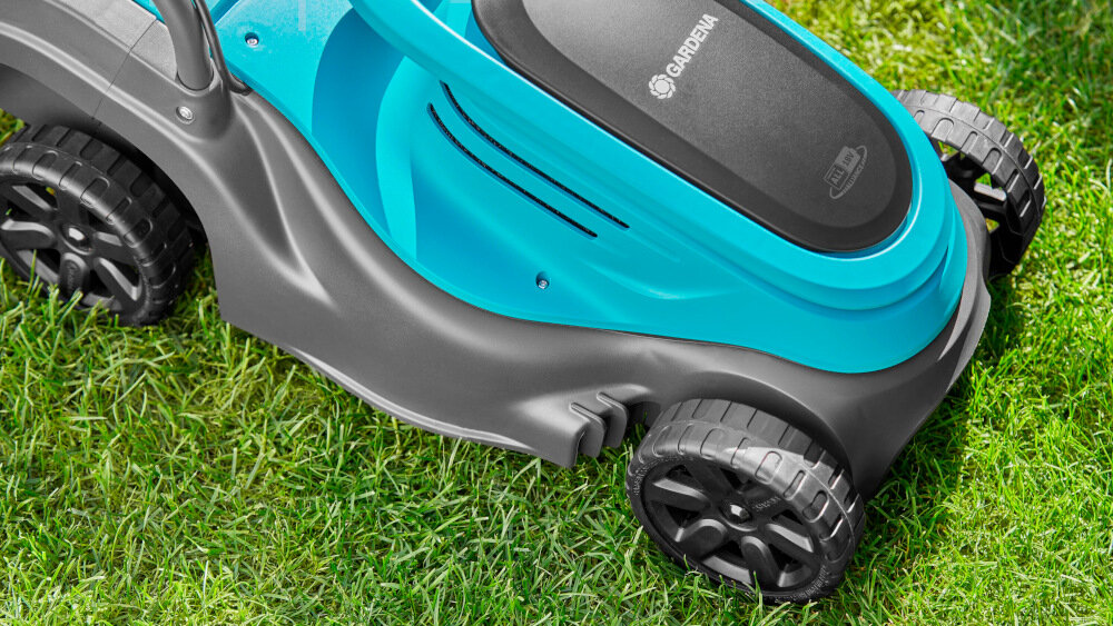 Kosiarka akumulatorowa GARDENA PowerMax 30-18V P4A 14630-55 koszenie z uwzględnieniem preferowanej wysokości trawy w zakresie 35-65 mm osiowa regulacja koszenia mechanizm sprężynowy 3-stopniowa skala