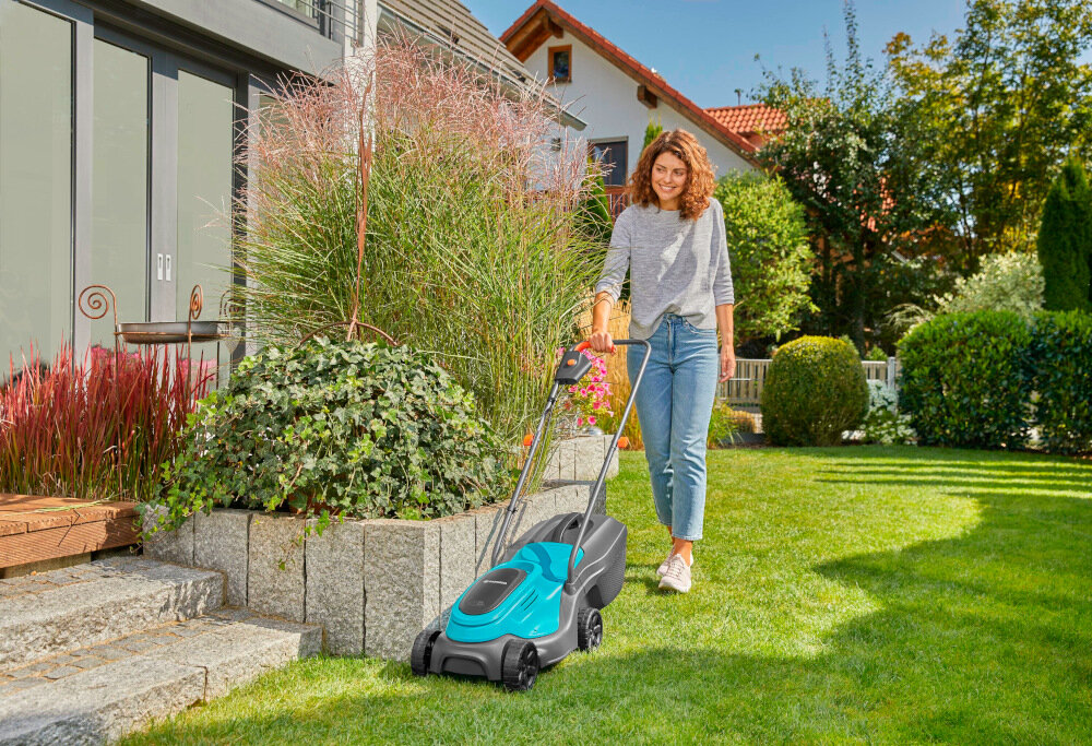 Kosiarka akumulatorowa GARDENA PowerMax 30-18V P4A 14630-20 wygoda komfortowa rączka ergonomiczna forma można prowadzić jedną ręką wysokość uchwytu można ustawić w jednym z trzech położeń